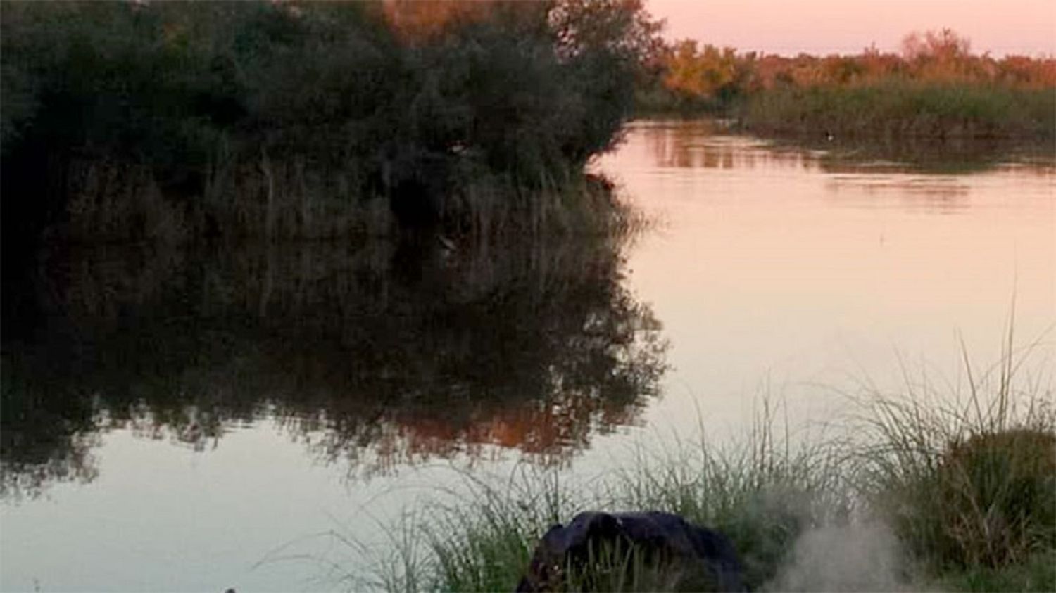 Buscan a dos jovenes que se perdieron en el río Gualeguay tras un accidente