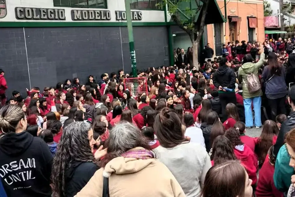 Allanaron las casas de cuatro alumnos acusados de crear con IA imágenes falsas de compañeras desnudas
