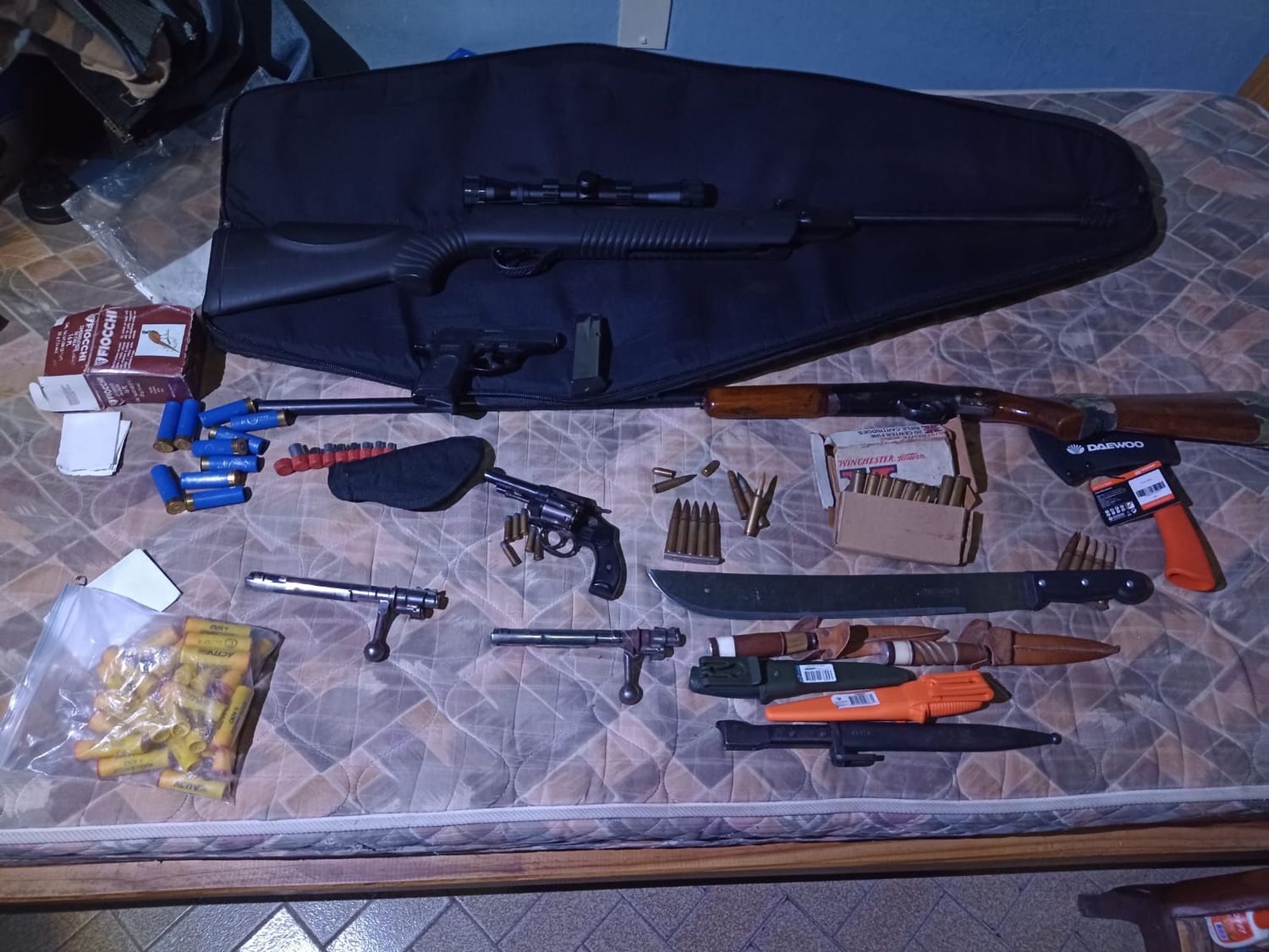 Padre e hijo a los tiros en La Plata: la policía secuestró un "arsenal"
