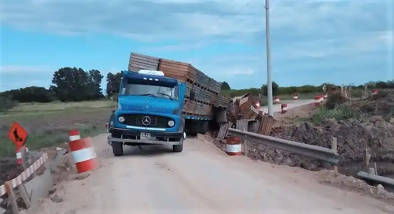 Puente de Laiz: un camión volcó la carga y cortaron el tránsito