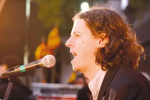 Castillo oficializó el proyecto para igualar el salario de un funcionario con el de un docente