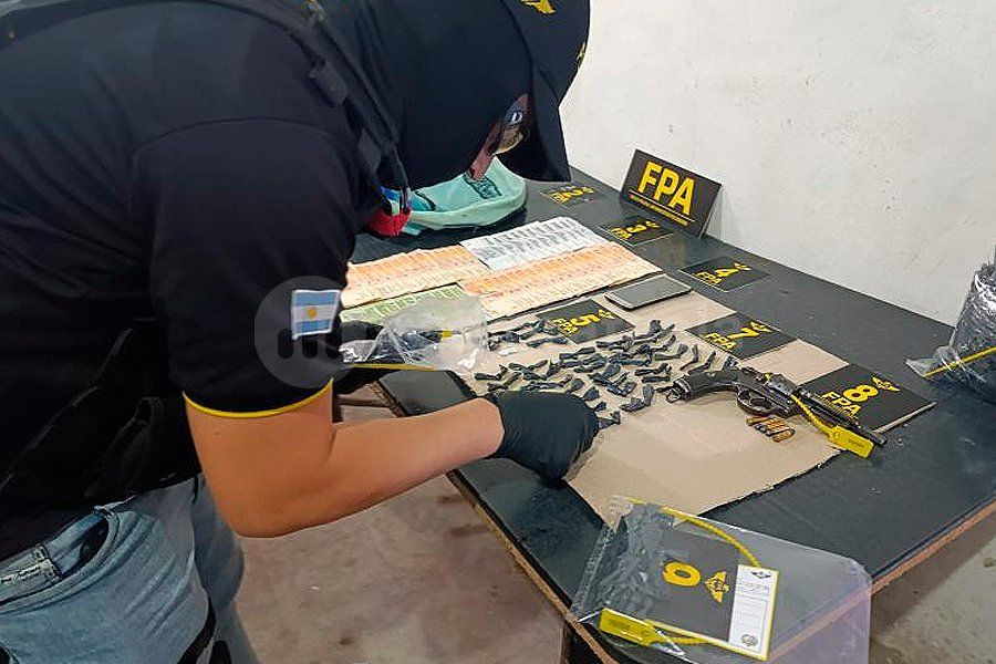 Desbarataron una banda narco en la región: secuestraron droga, dinero, armas y detuvieron a 5 personas