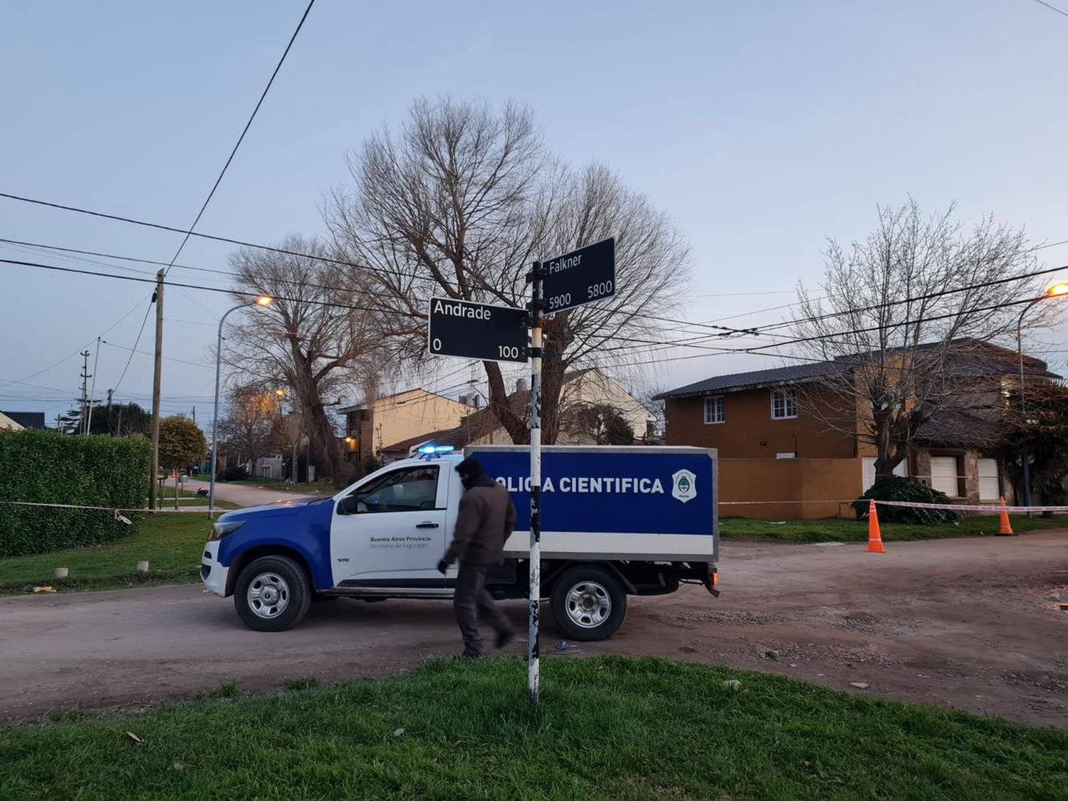 Asesinan a un hombre y hieren a otro en Los Pinares