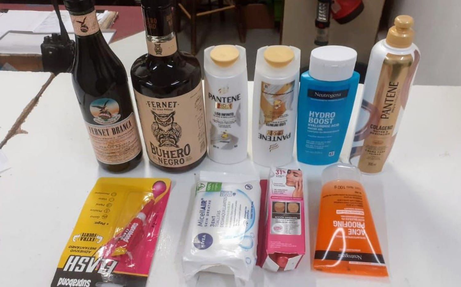 Quiso robar dos fernets, cremas y shampoo de un supermercado