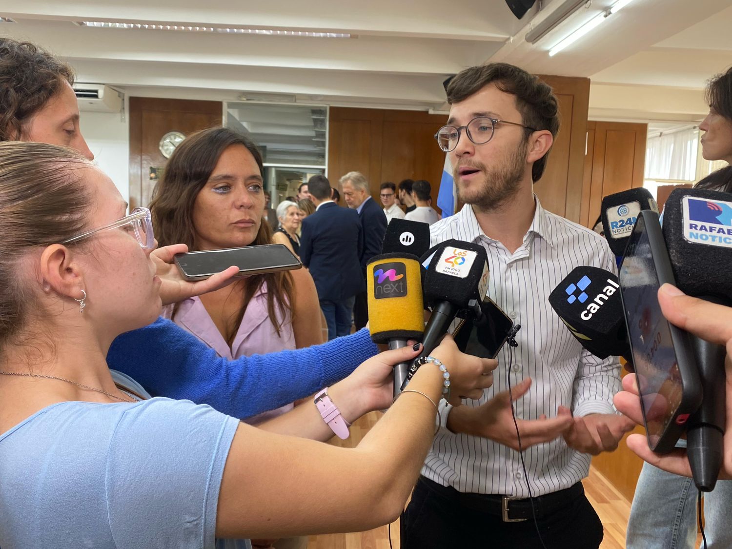Valeria Soltermam y Augusto Rolando, concejales de Rafaela, en diálogo con la prensa tras el discurso de Viotti | Crédito: RADIO RAFAELA