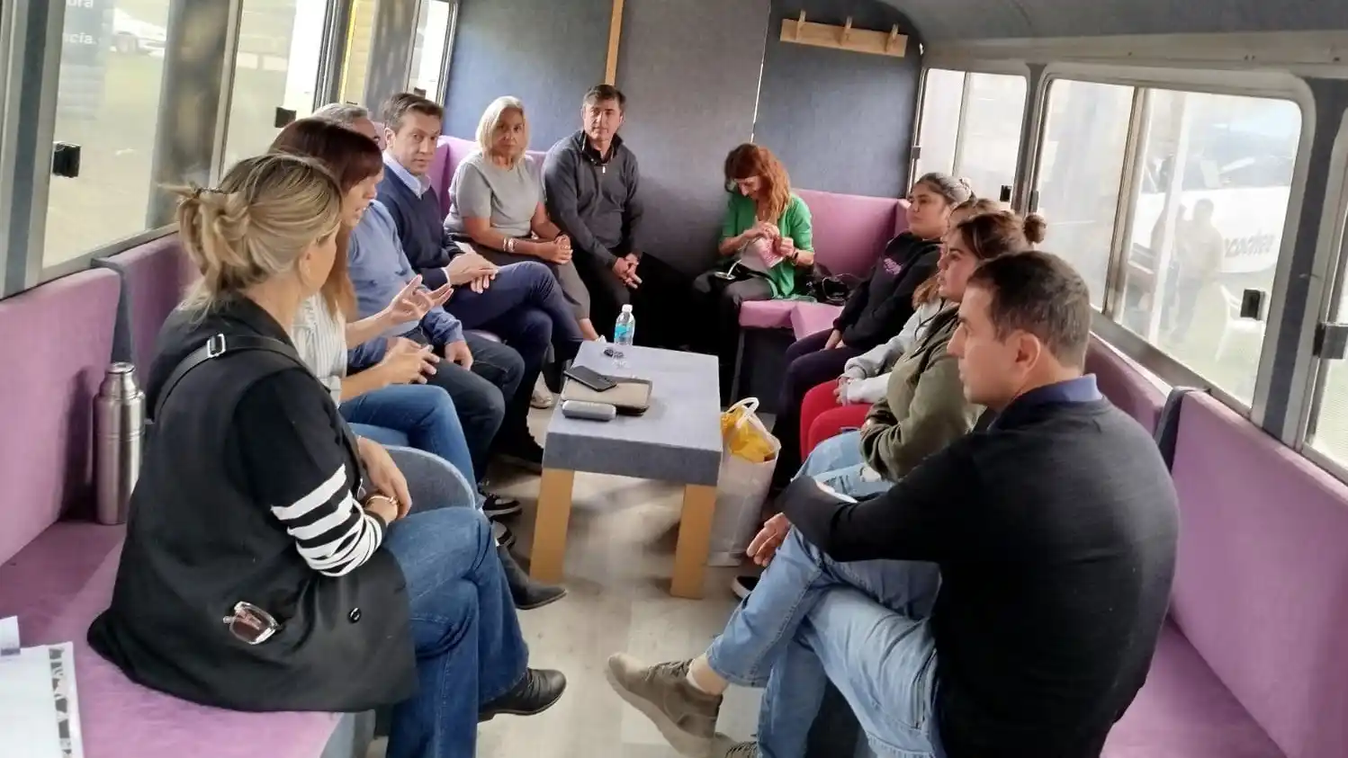 Cara a cara. El jefe comunal y sus funcionarios con los residentes dulcenses en la Oficina Móvil