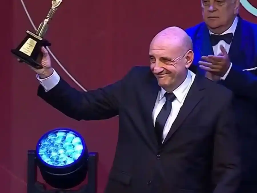 El actor que interpreta el papel protagónico se llevó el galardón de Oro para cerrar una noche cargada de emociones y reconocimientos.