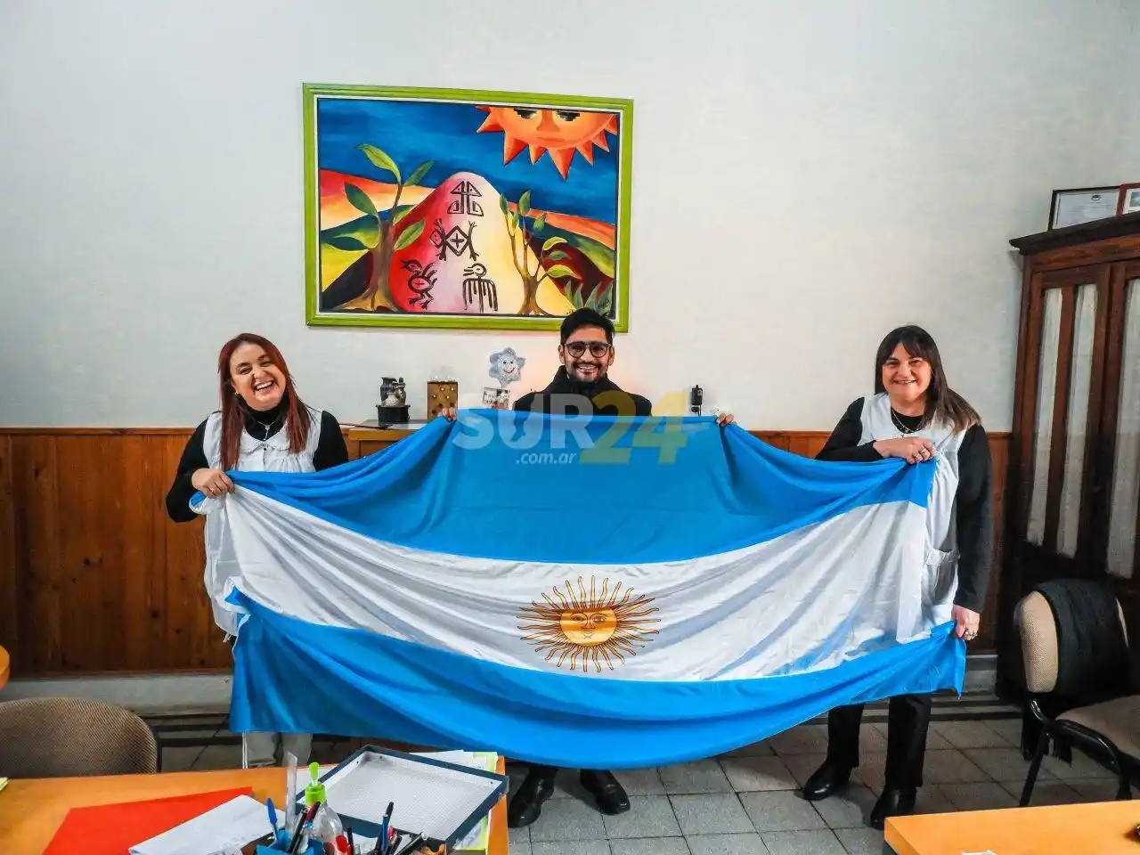 Teodelina: se entregaron banderas de flameo a escuelas