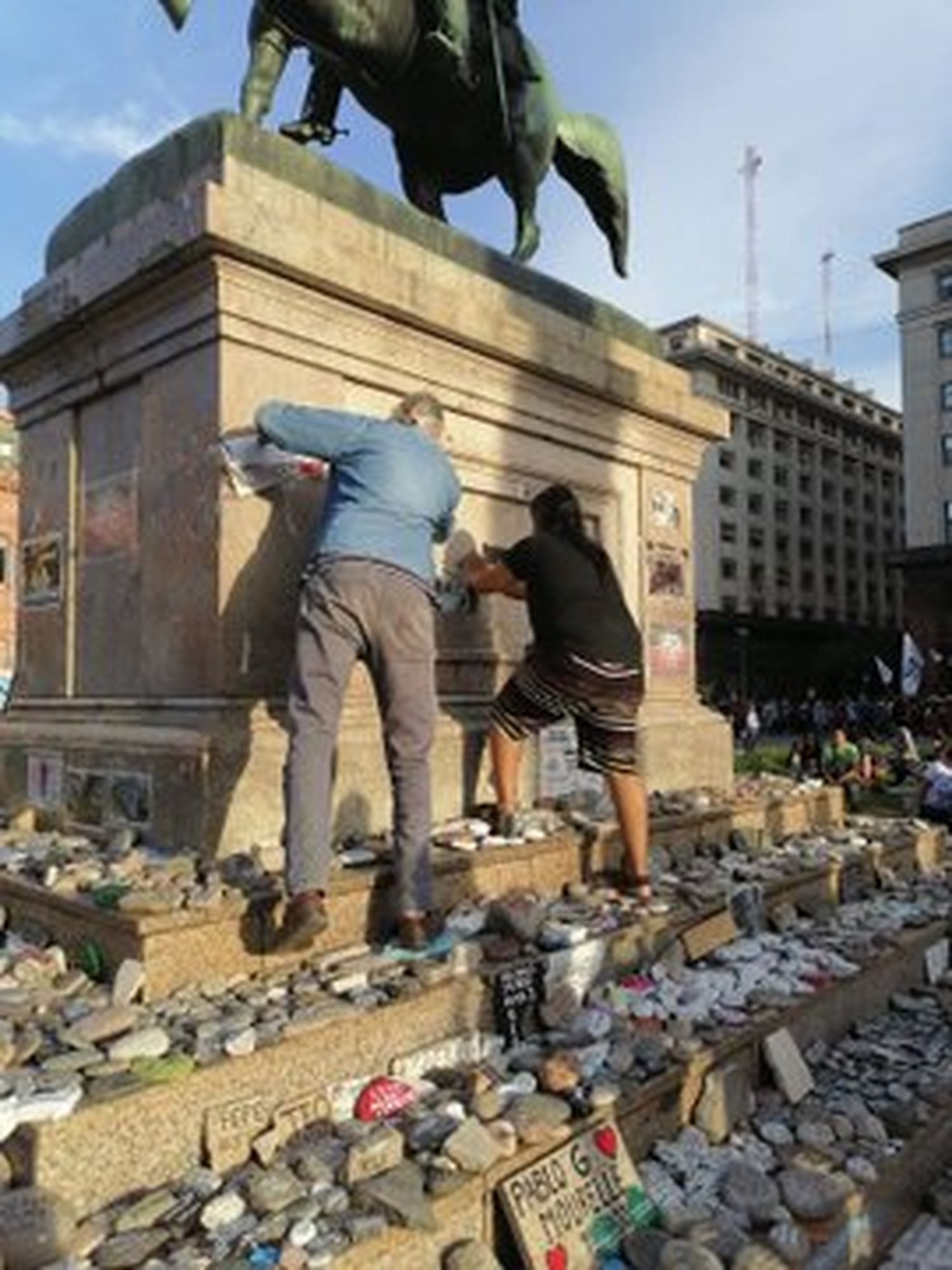 Marcha por el 17 de octubre: La oposición salió en bloque a criticar la vandalización del espacio de piedras que recuerda a los muertos por Covid