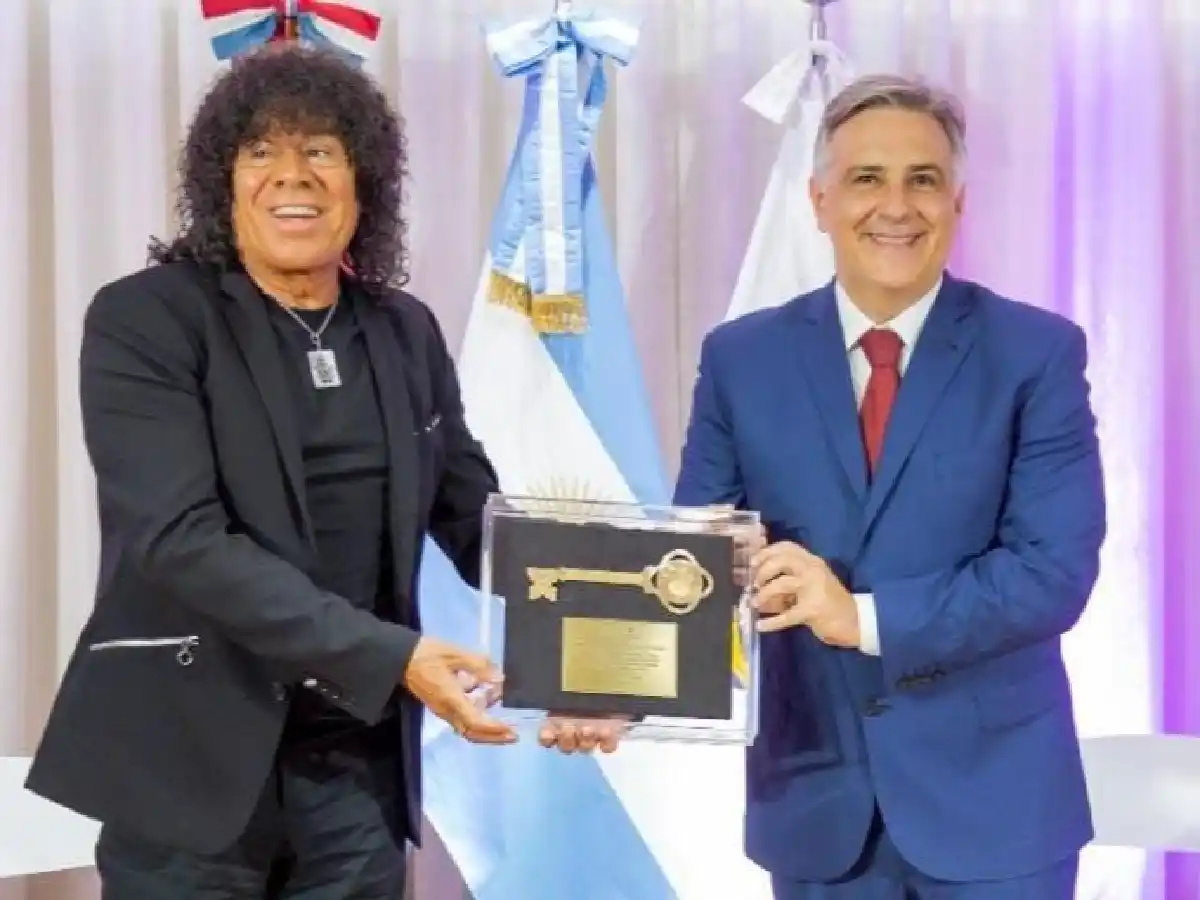 La Mona Jiménez es el primer vecino de Córdoba en recibir la llave de la ciudad