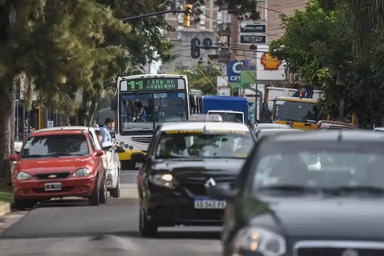 Los taxis, remises y transportes escolares ya pueden prestar el servicio puerta a puerta