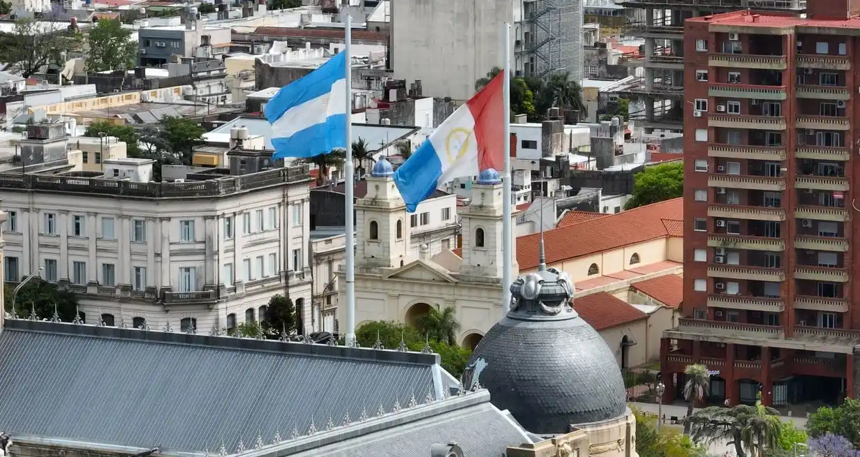 Voceros del gobierno provincial confirmaron que ya se están realizando las liquidaciones de haberes del primer mes del año a valores del último de 2023. Crédito: Fernando Nicola