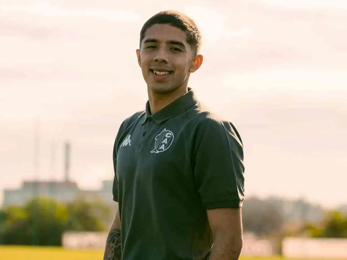Santiago Moya con la ropa del "Tiburón".