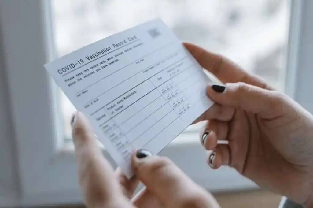 Ciberdelincuentes venden certificados falsos de vacunación anti Covid-19