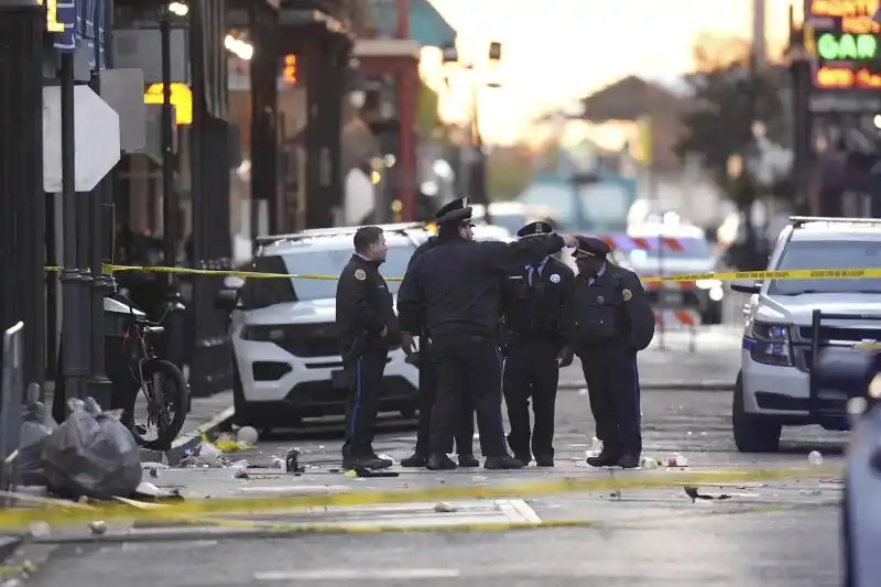 Un conductor atropelló a una multitud en Nueva Orleans y mató al menos a 10 personas