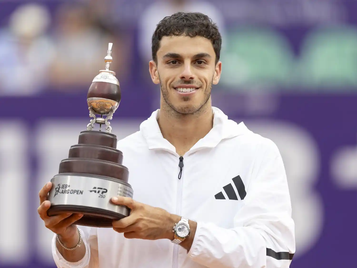 Cerúndolo, con el trofeo del Argentina Open.