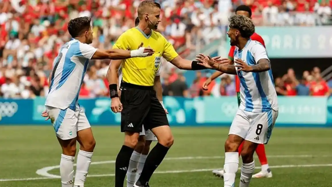 Argentina perdió ante Marruecos en medio de un bochornoso arbitraje.