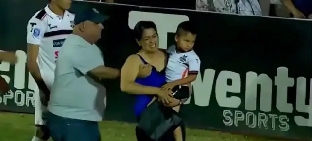 Lo fracturaron en medio del partido y su mamá entró llorando a la cancha