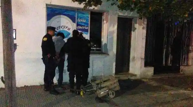 Detuvieron a un joven en pleno robo a un comercio