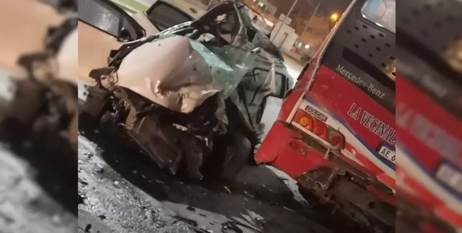 La Matanza: dos jóvenes muertos tras chocar contra un colectivo 