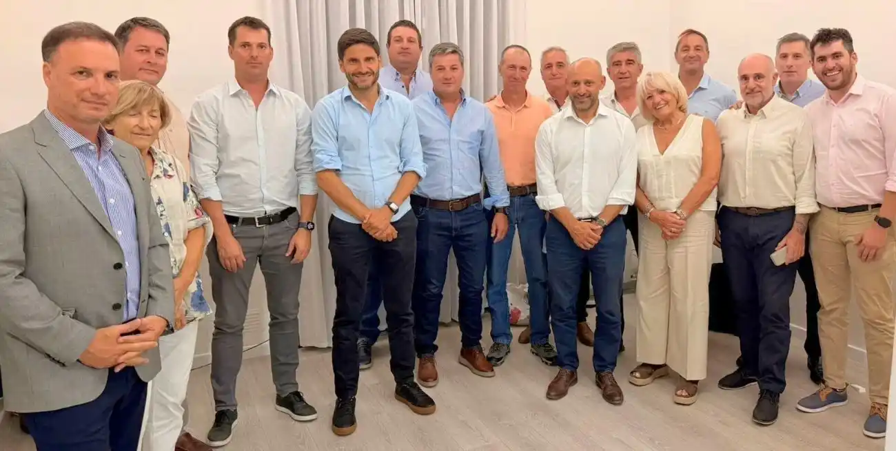 Pullaro y colaboradores con dirigentes del ruralismo santafesino con varios temas en la agenda laboral.