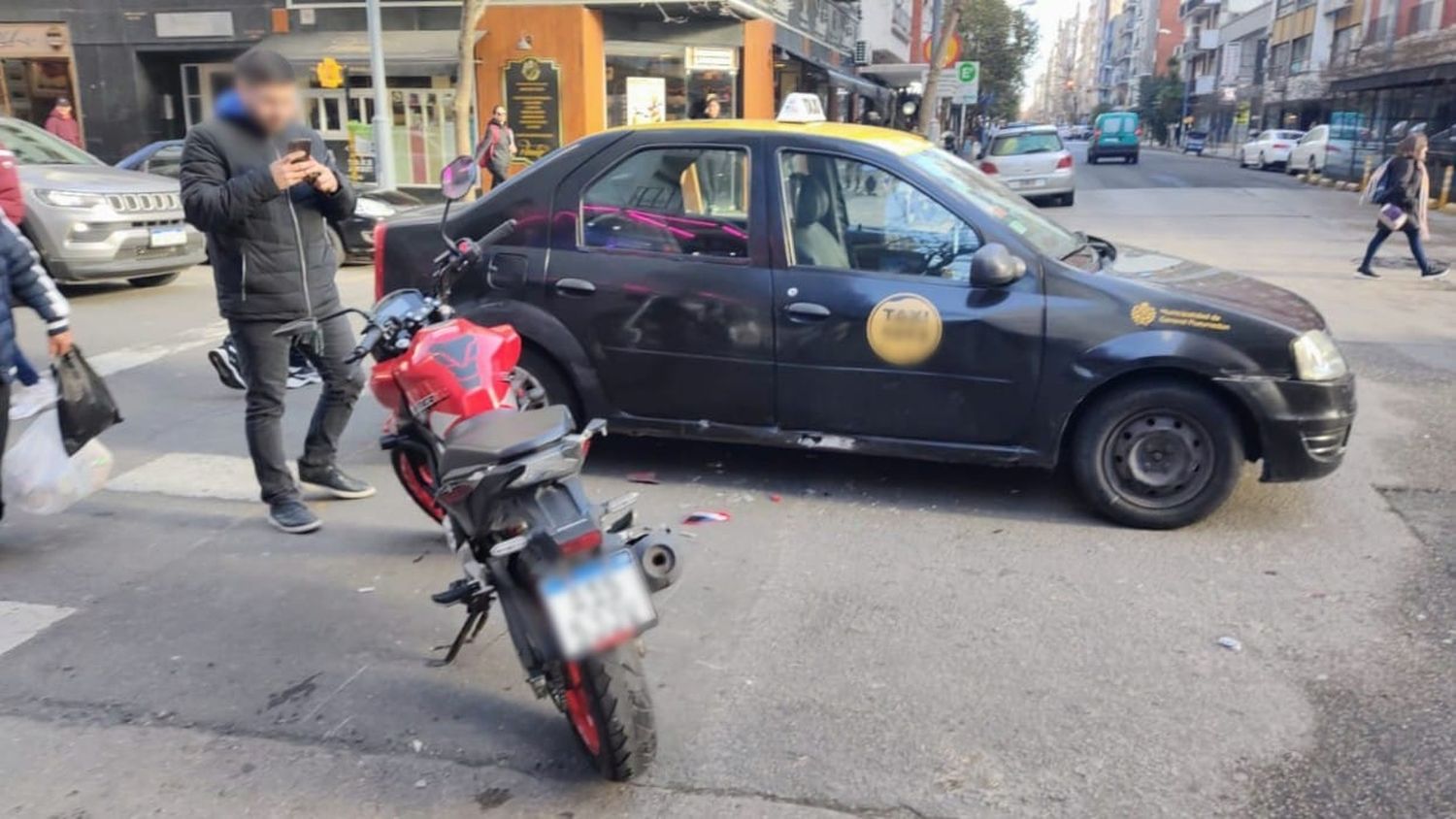 Adolescente de 16 años robó una moto en el centro y chocó un taxi cuando quiso escapar