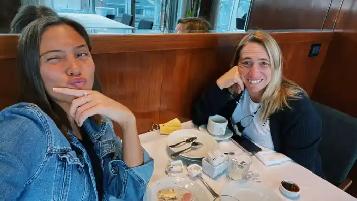 Una carta escondida reveló la infidelidad: la historia detrás del video viral de una madre cantando con su hija