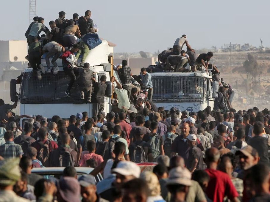 Palestinos trepan a un camión en busca de comida. (Foto archivo: REUTERS/Hatem Khaled).