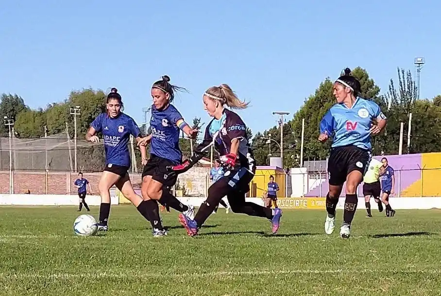 FOTO LIGA TANDILENSE DE FÚTBOL Domínguez, en una acción de riesgo sobre la valla de Mato.