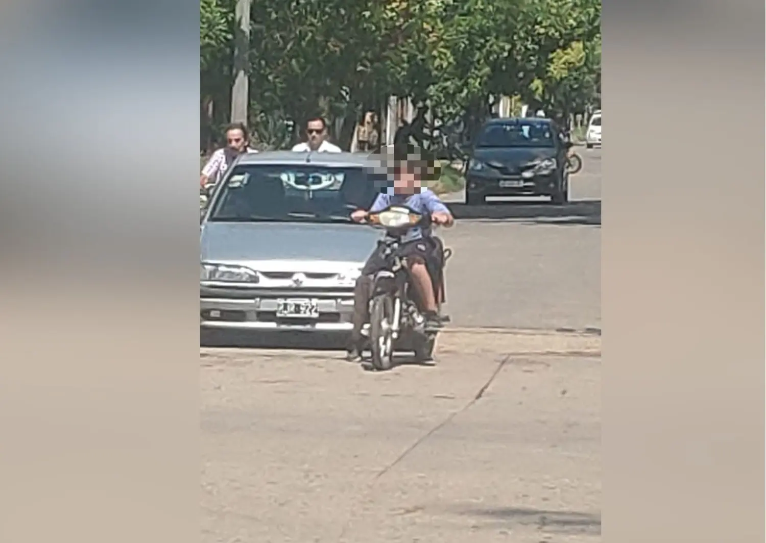 Un nene en moto, en 3 de Febrero y Rómulo Naón