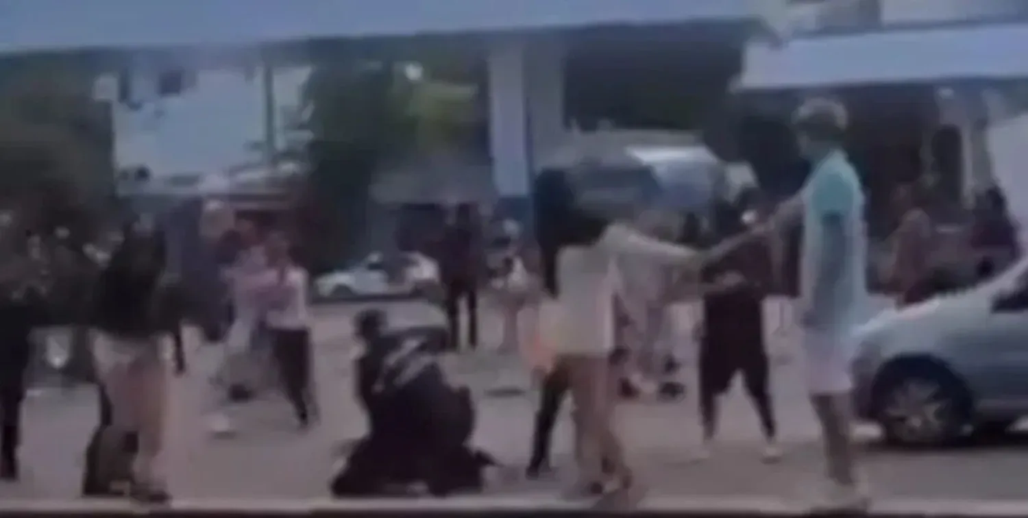 A las piñas a la salida de un boliche en Córdoba: la policía intervino y sufrió agresiones