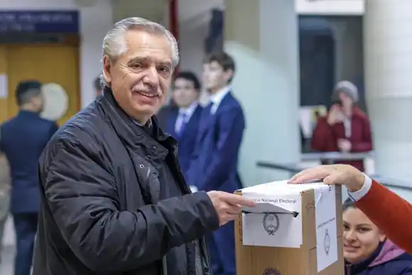 Alberto Fernández ejerció su voto y anticipó una segunda vuelta