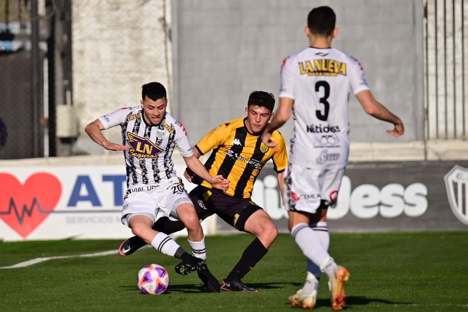 Cuando parecía que rescataba un empate, Santamarina se quedó con las manos vacías