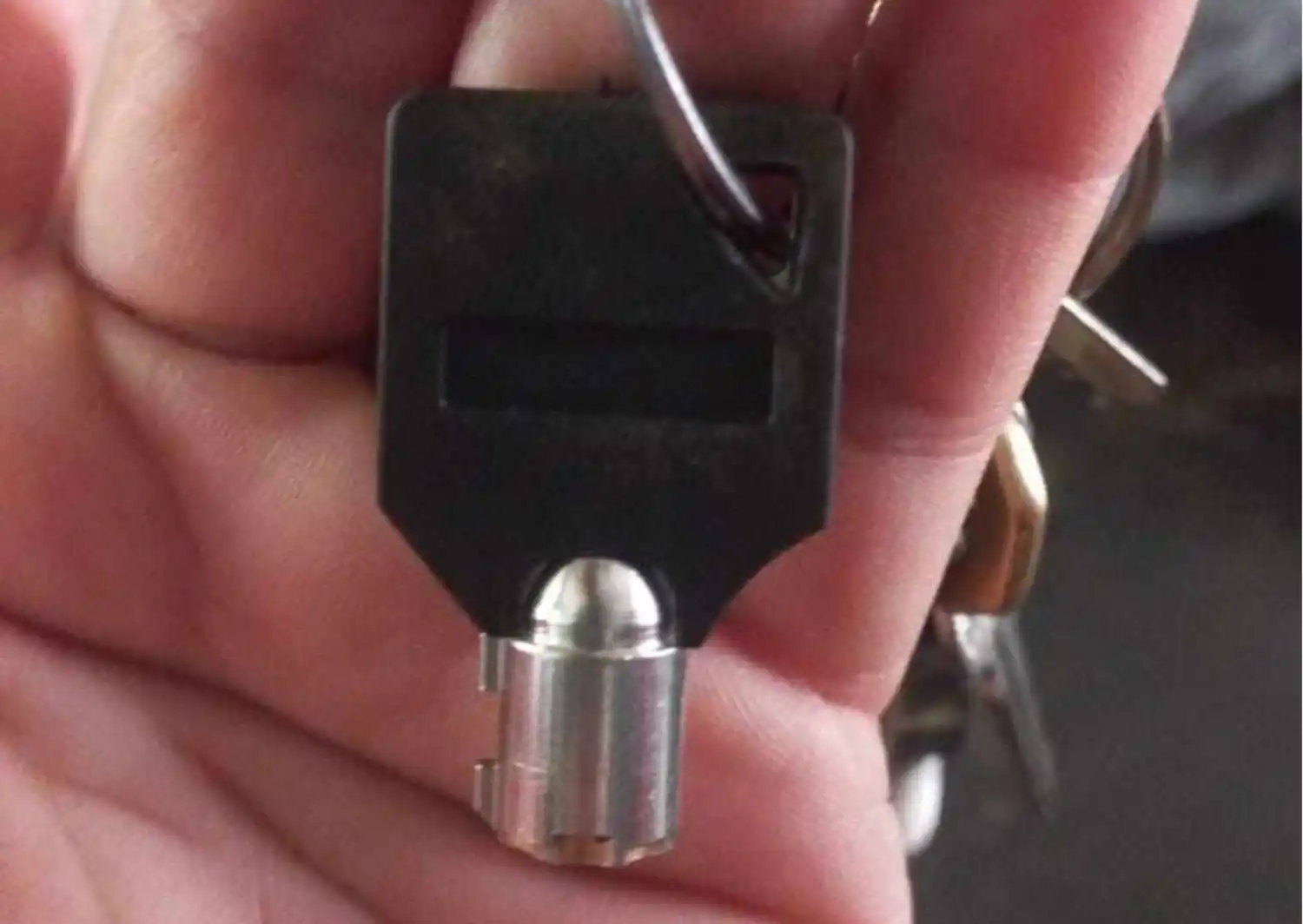 Buscan llave extraviada por la zona de la escuela 10