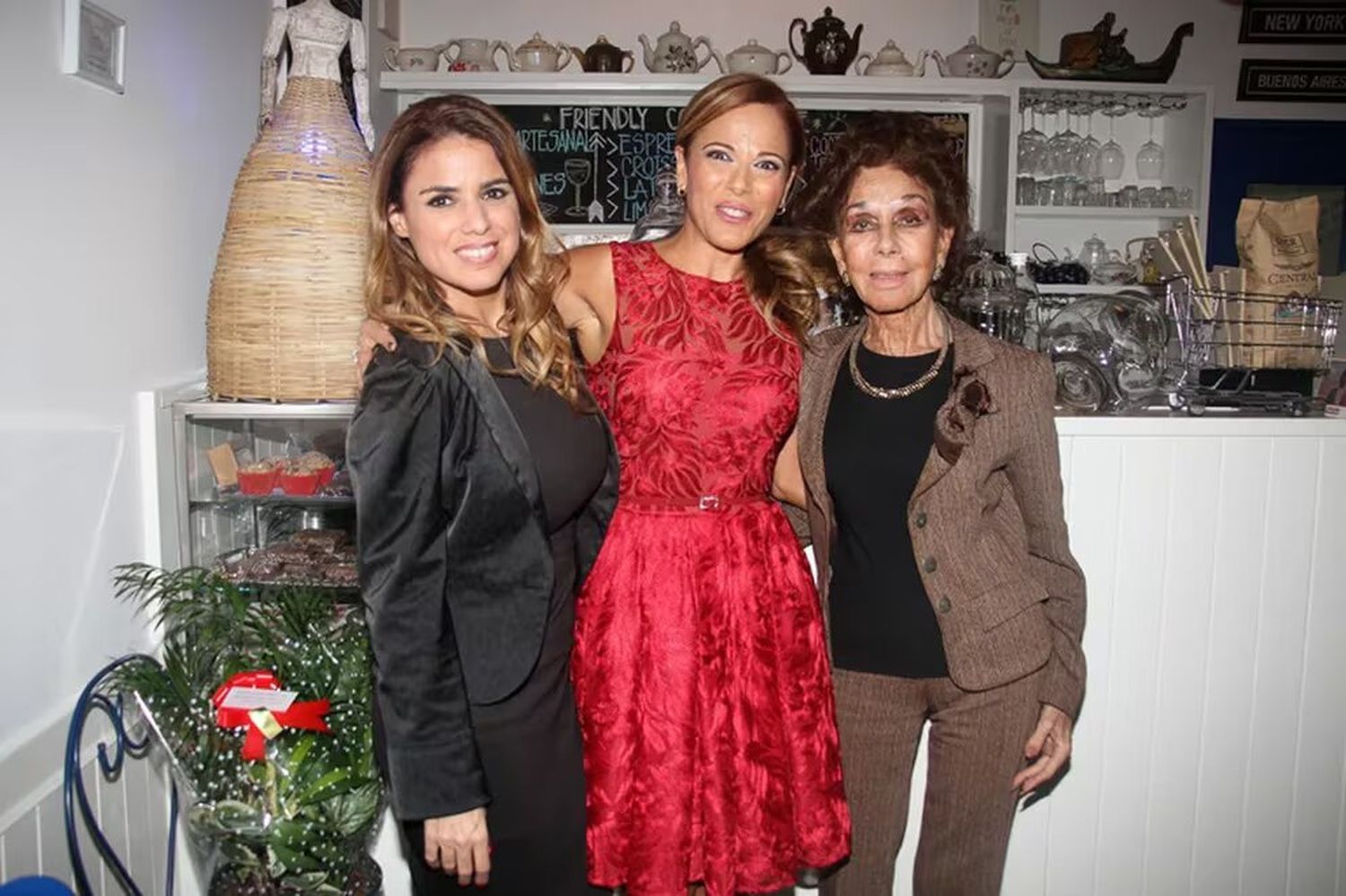 Iliana y Marina Calabró con su mamá Coca