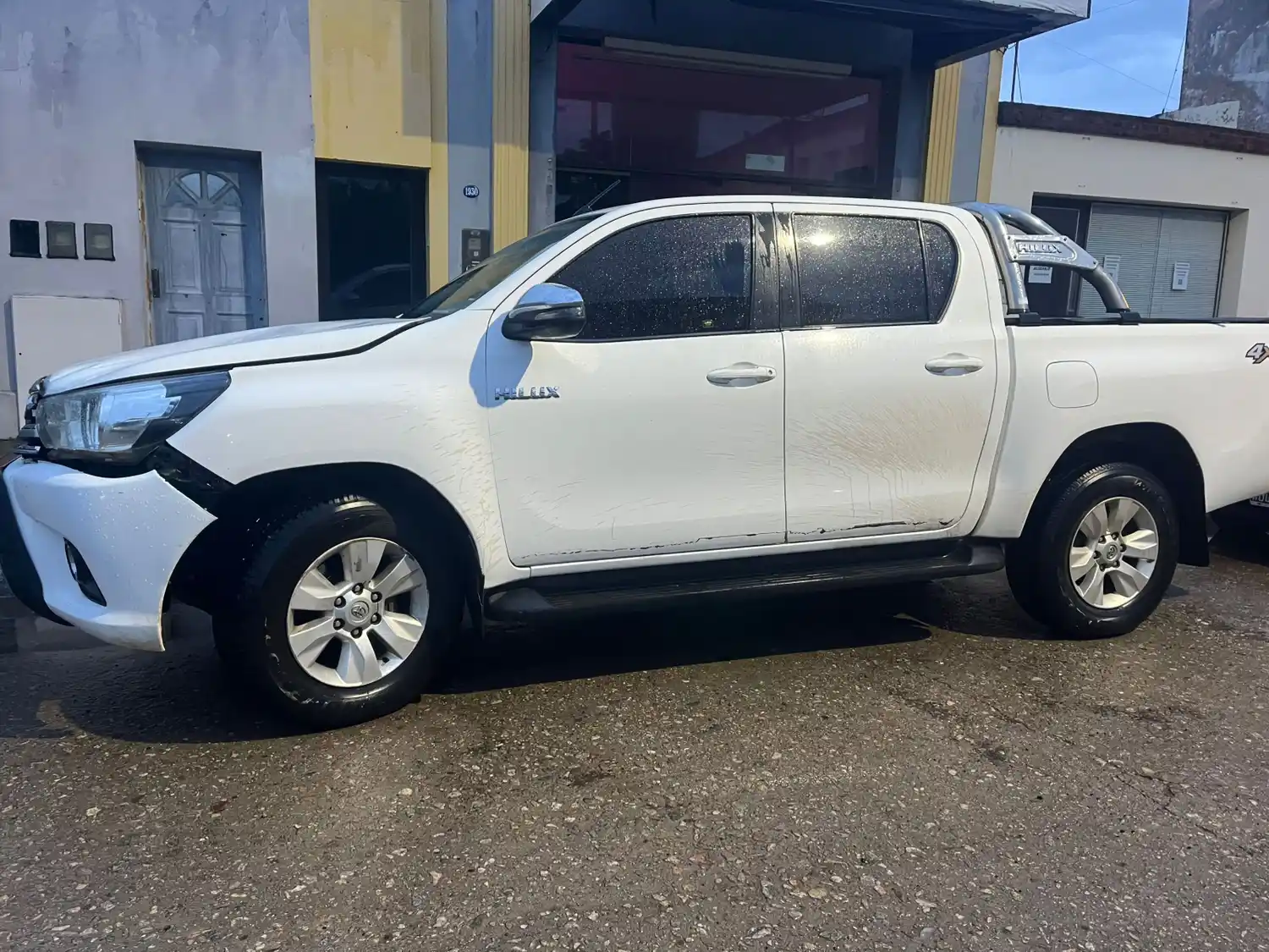 La Toyota Hilux blanca protagonista del accidente.