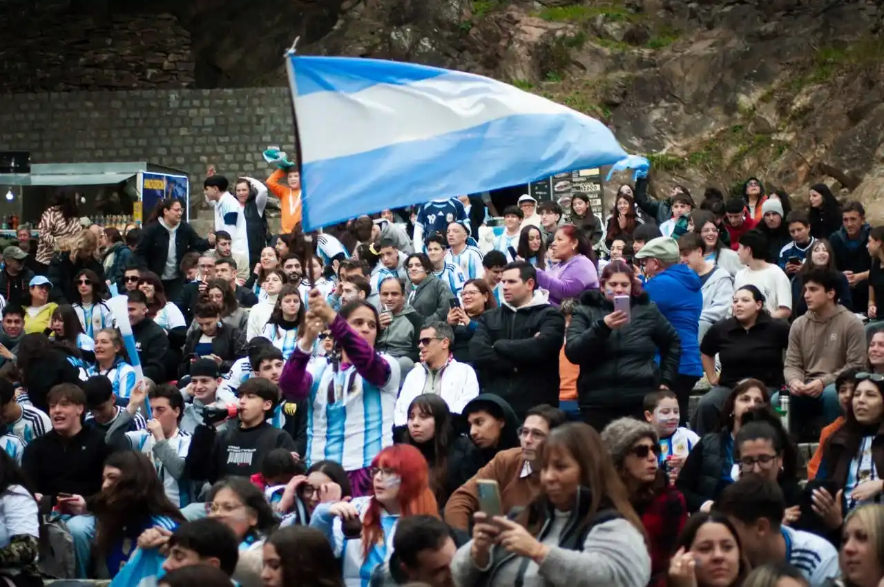 El Municipio organizó una trasmisión en pantalla grande para vivir la emoción colectiva.