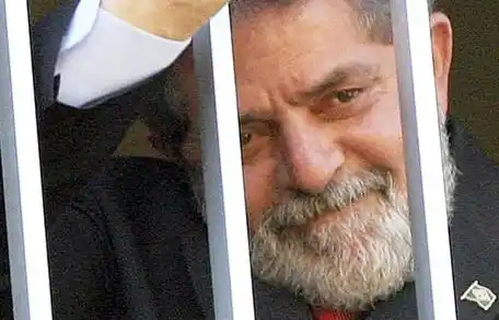 Lula dejó la comisaría y se dirige a la sede del PT