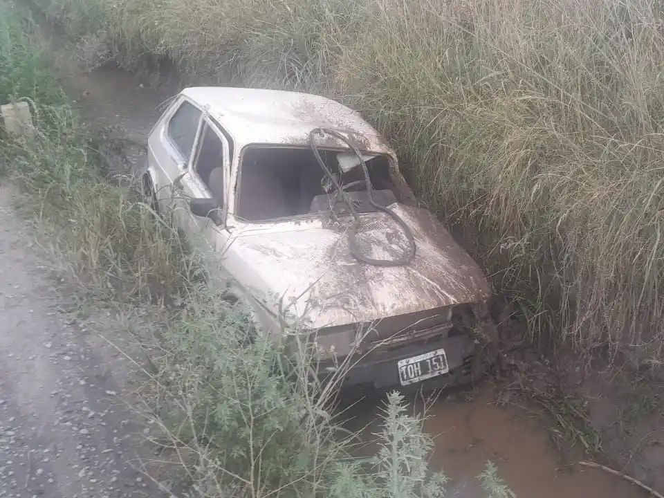 El vehículo quedó visiblemente deteriorado por la caída, con abolladuras en el techo y tren delantero, y tanto el parabrisas como dos de las ventanas laterales destruidas.