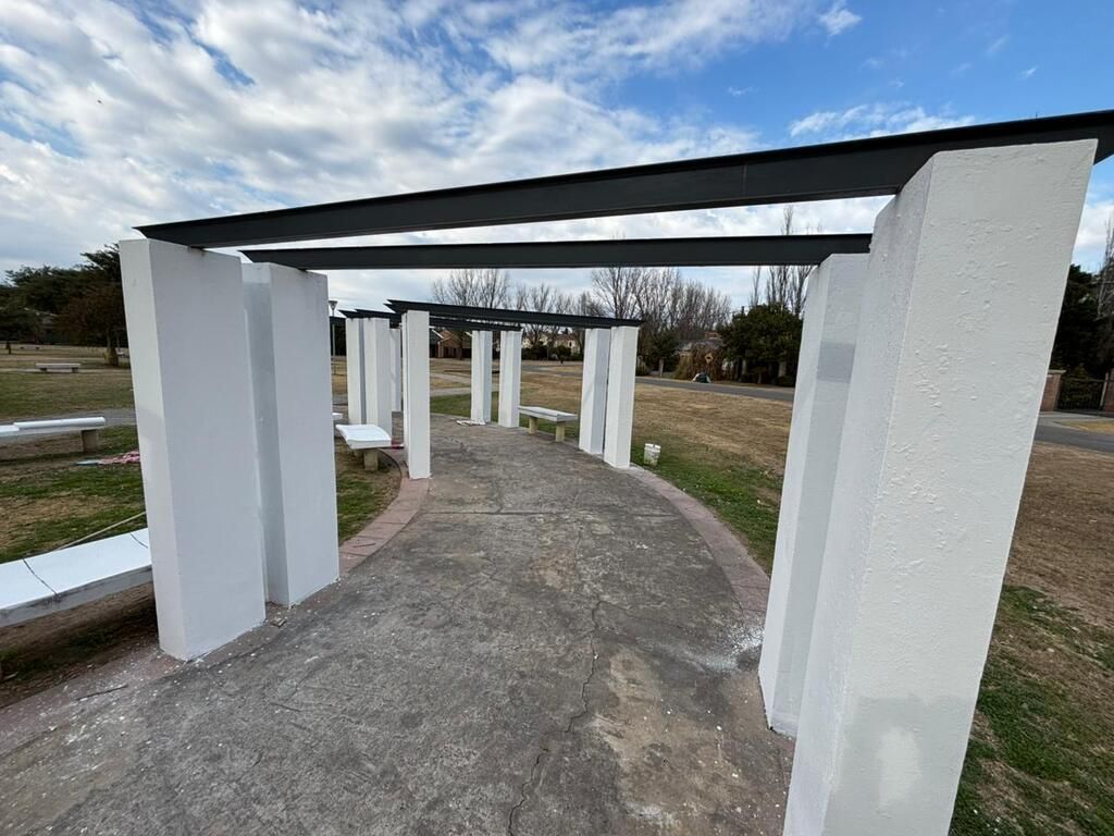 Realizan tareas de mantenimiento de la pérgola de la Plaza Elda Massoni