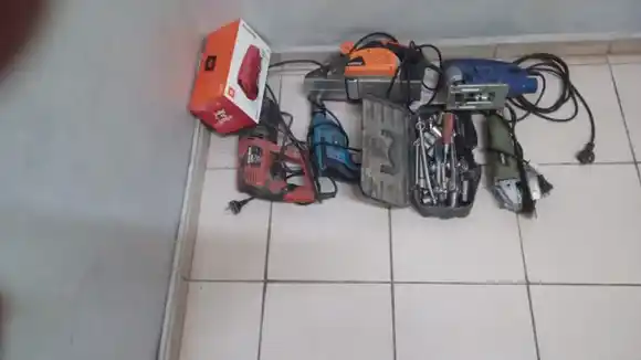 ¿Estaba por salir de viaje? Cargaba dos bolsos por el norte de la ciudad, pero repletos de herramientas