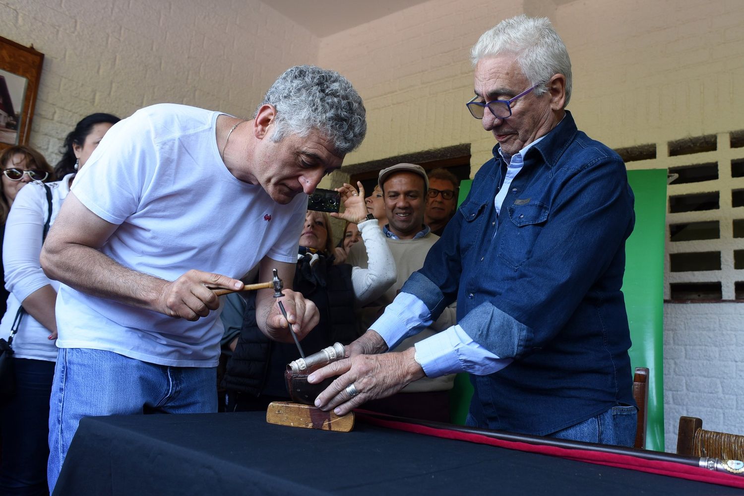 Gesell: Barrera participó del cincelado de bastón presidencial de Alberto Fernández