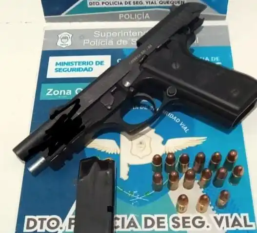 Hallaron un arma de guerra y proyectiles en un vehículo