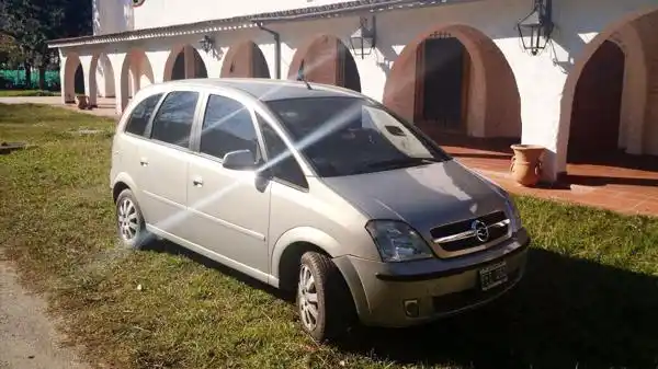 López "detuvo la marcha y comenzó a arrojar bolsos al monasterio"