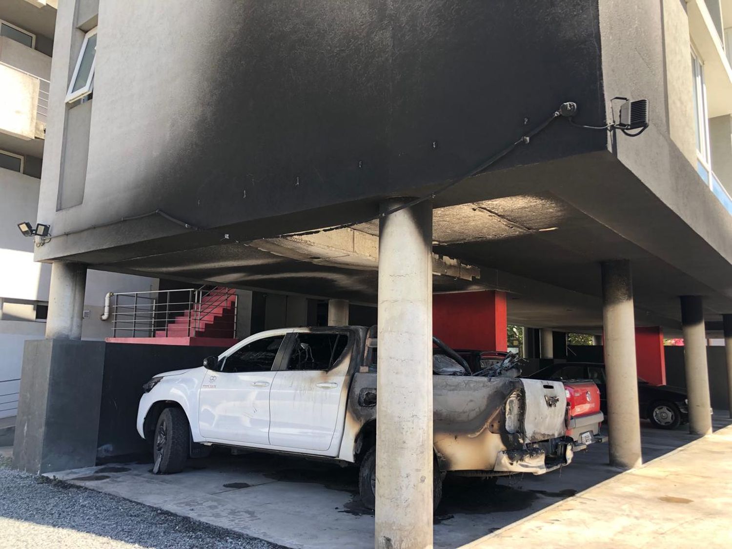 Tras un presunto intento de robo se incendiaron una camioneta y una moto en 4 de Abril y Pinto