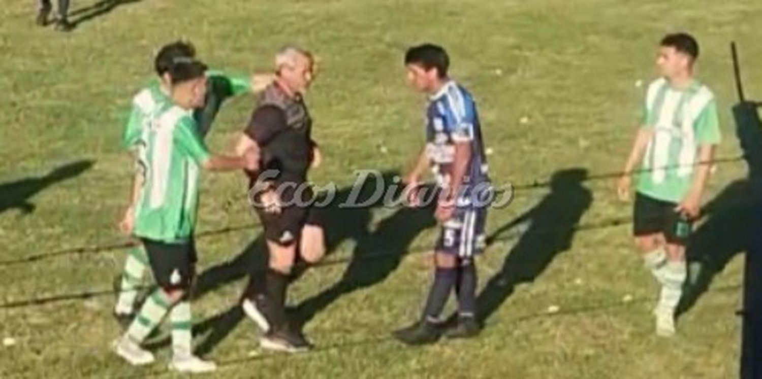 Violencia en el clásico quequenense. IMAGEN: Pasión Sports (Facebook)