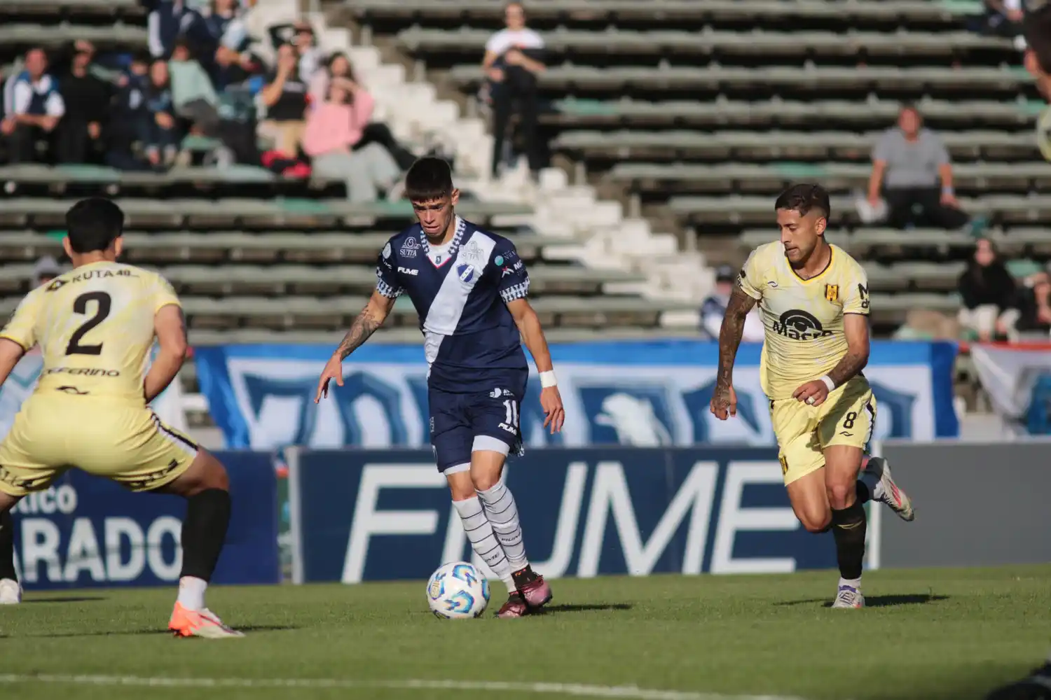 Bergara vistiendo la 10 de Alvarado