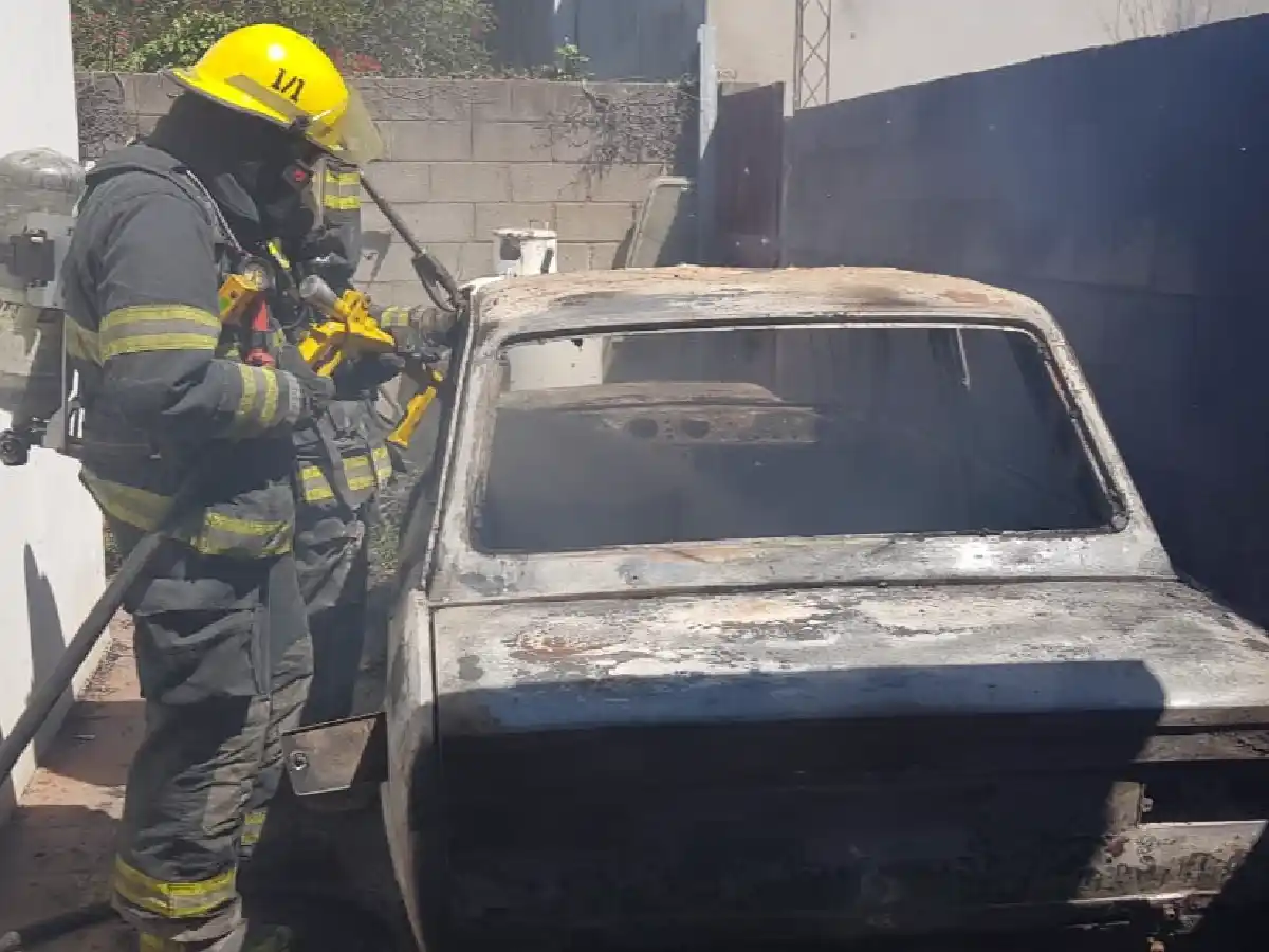 Bomberos apagaron incendio en auto abandonado en barrio Cottolengo