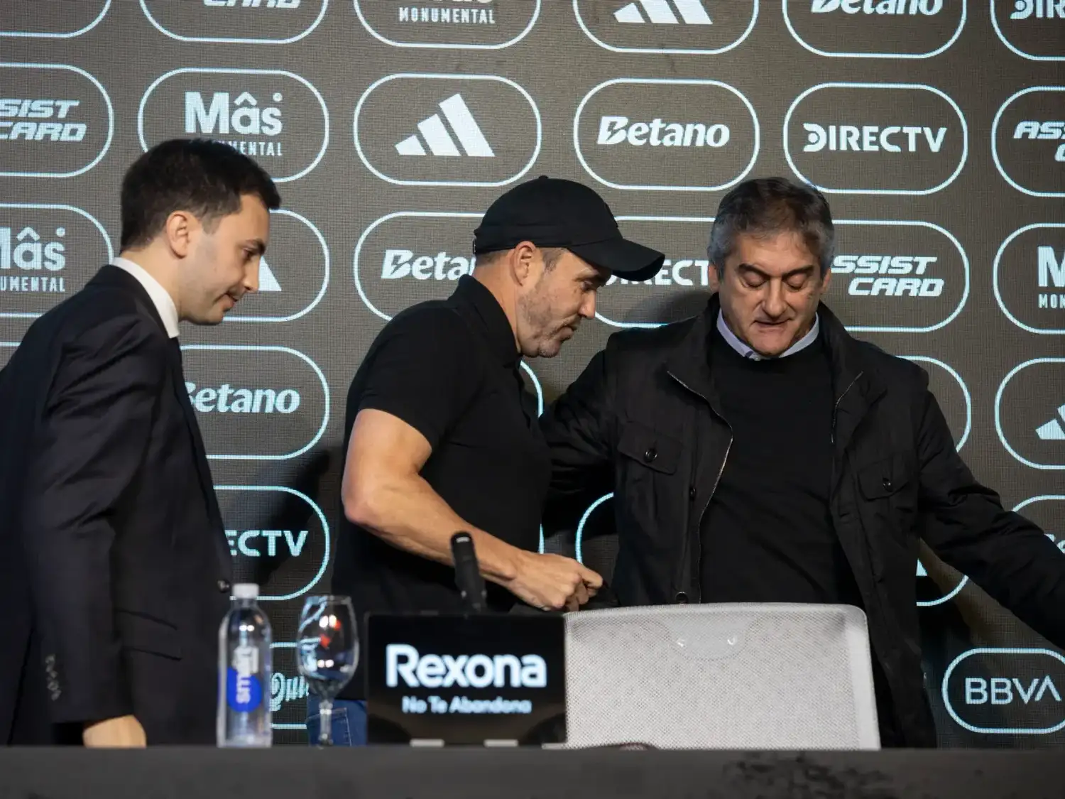 Coudet en la conferencia de prensa, junto a Di Carlo y Francescoli.