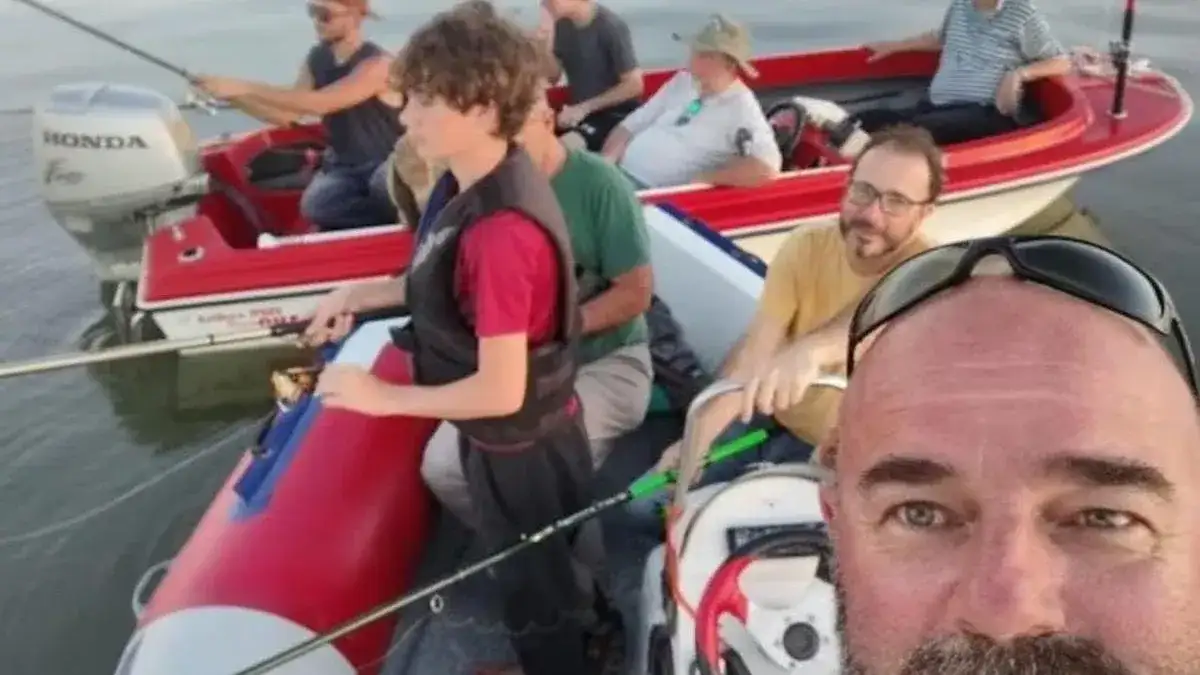 La Prefectura Naval Argentina activó el operativo de búsqueda a las 20.50 del domingo, luego de que personal del Camping Hudson alertara que la lancha no había vuelto